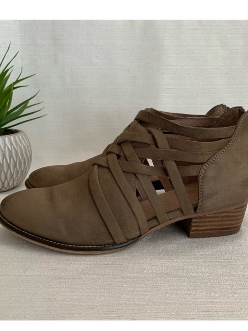 Seychelles Vuntage Y2k Taupe Brown Ankle boots With Crisscross Straps US Size 7